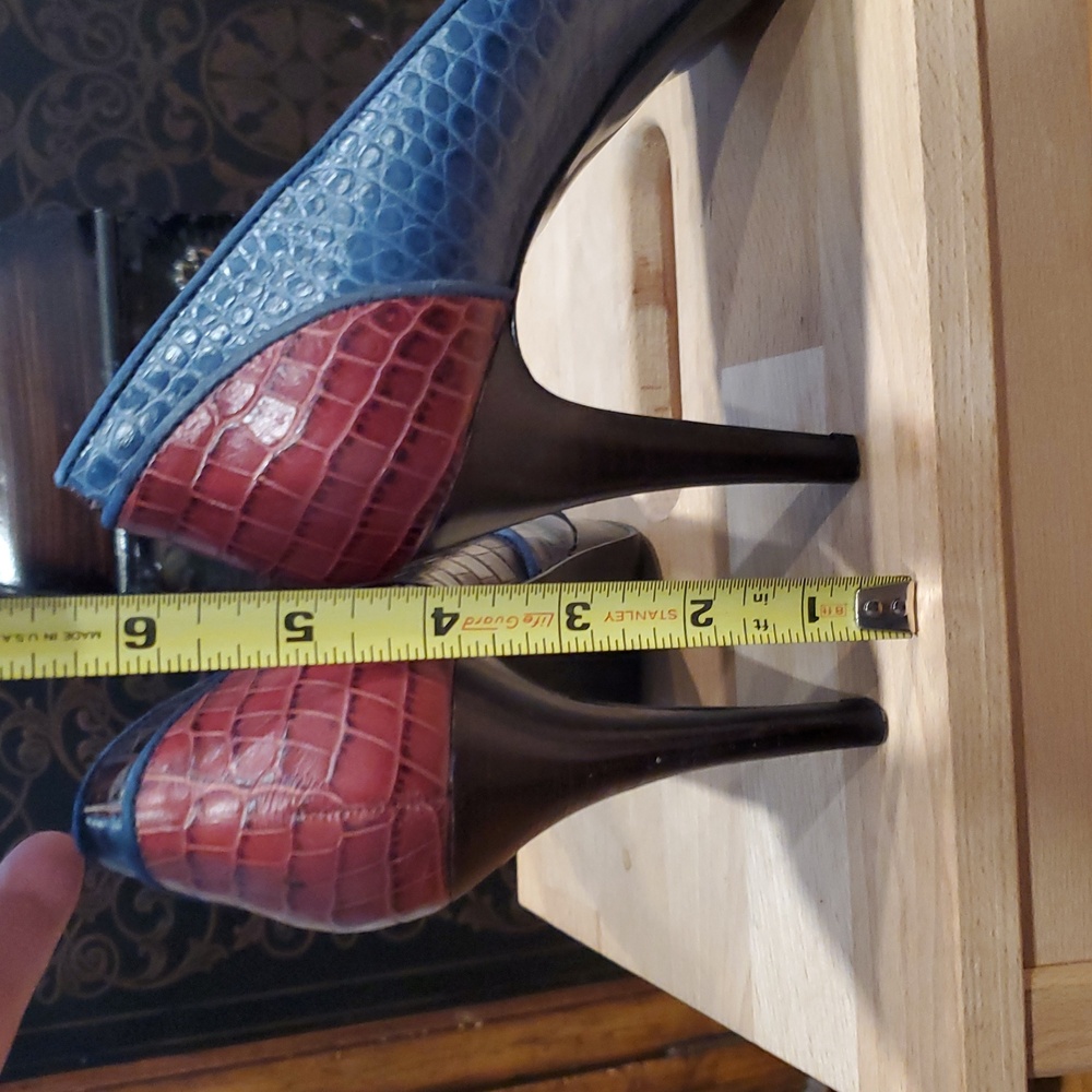 Elegant Blue and Red Peep-Toe Heels - Picture 4 of 6